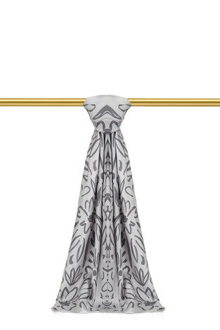 وشاح حرير مائل بنقشة الربيع باللون الرمادي 