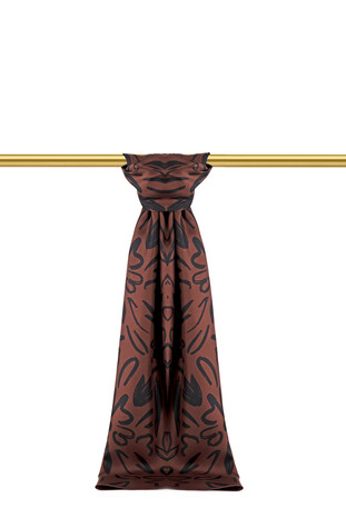 وشاح حريري مائل بنقشة الربيع باللون البني 