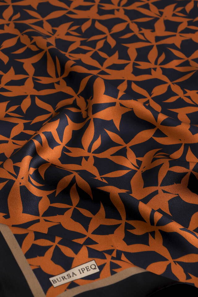 وشاح مربع من الحرير بنمط بيا النحاسي - 2