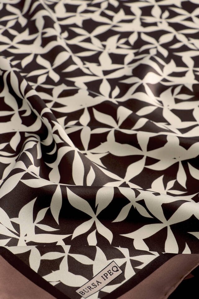 وشاح مربع من الحرير بنمط بيا كستنائي اللون - 2