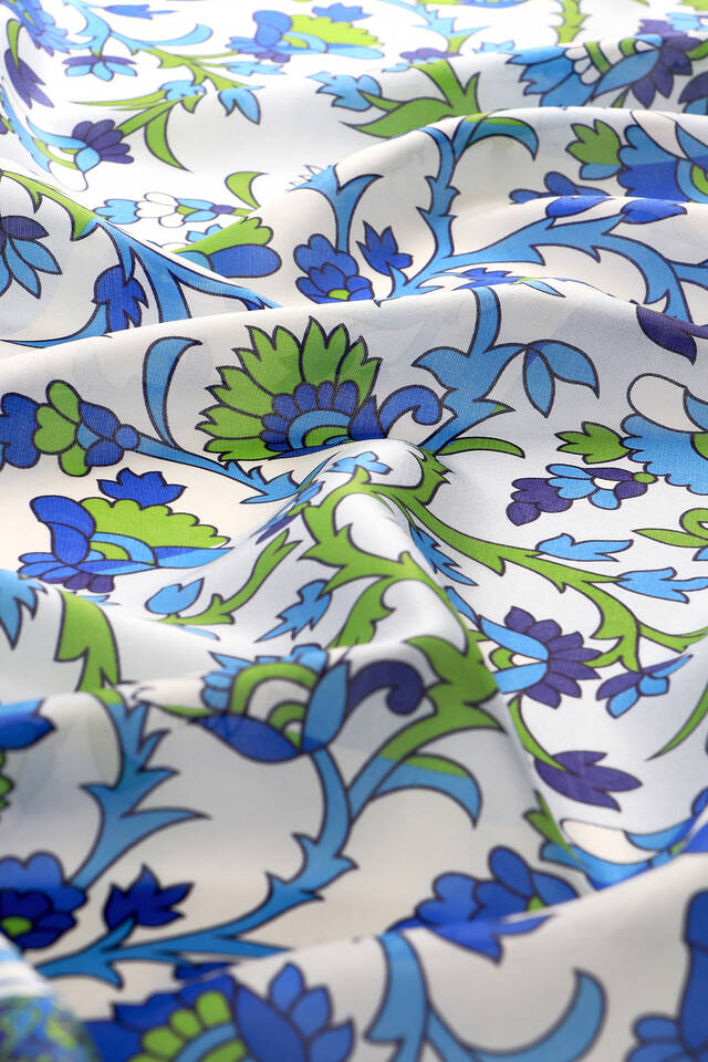 وشاح مربع من الحرير الفوال بنمط شال سكسوني - 3