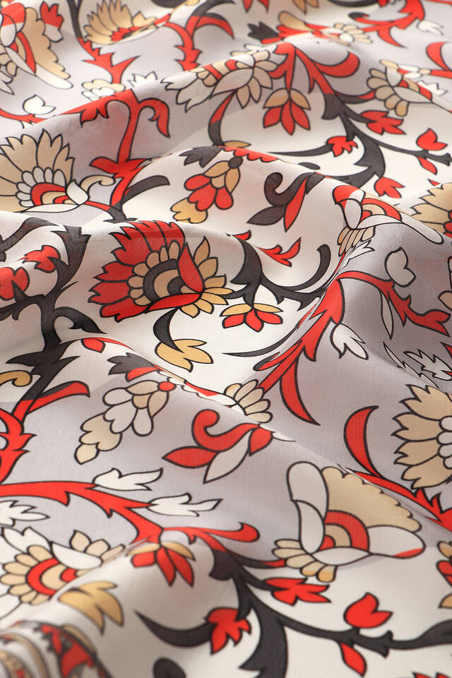 وشاح مربع من الحرير الفوال بنمط شال رمادي - 3