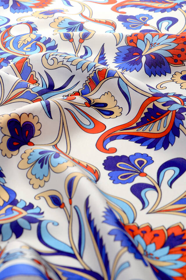 وشاح مربع من الحرير بنقشة زهرة السكسوكة - 4