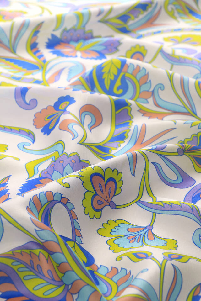 وشاح مربع من الحرير بنقشة زهور زرقاء - 4