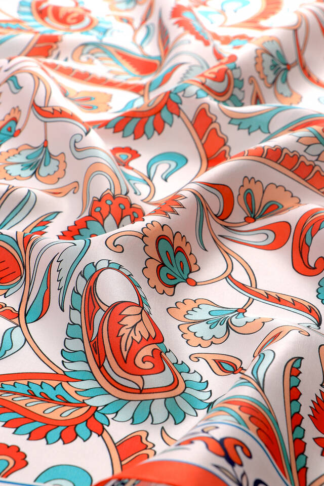 وشاح مربع من الحرير بنقشة زهرة الرمان - 4