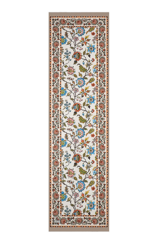 وشاح حرير من الفوال بنقشة زهرة الزنبق باللون البيج - 4