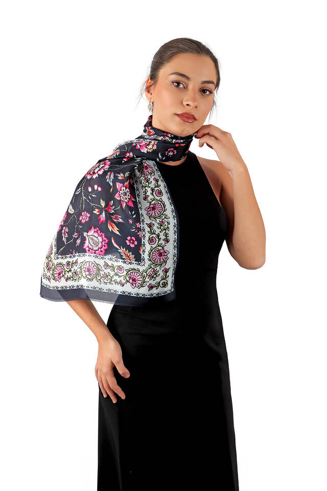 وشاح حرير من الفوال بنقشة زهرة الزنبق باللون الأزرق الداكن 