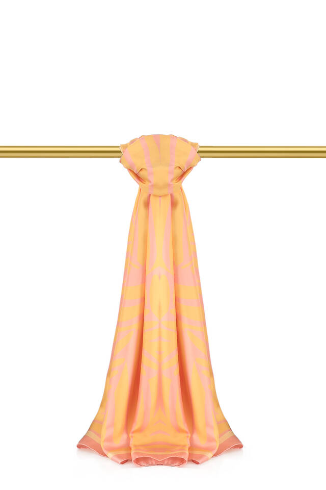 وشاح حريري مائل بنمط السلمون 