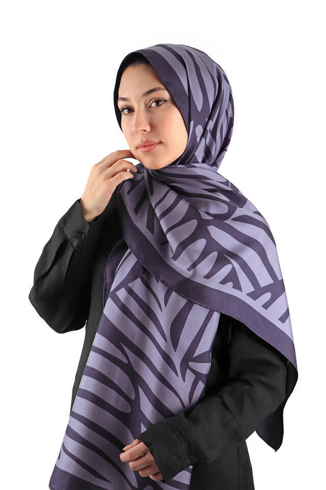 وشاح حريري منقوش باللون الأزرق الداكن - 2