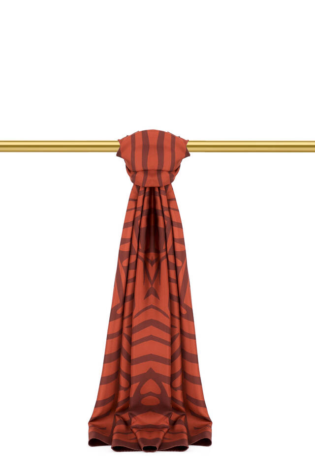 وشاح حرير مائل بنمط محصول البلاط 