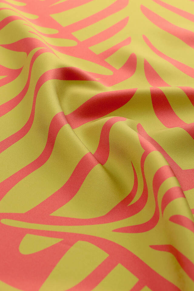 وشاح حريري منقوش باللون الأخضر - 5