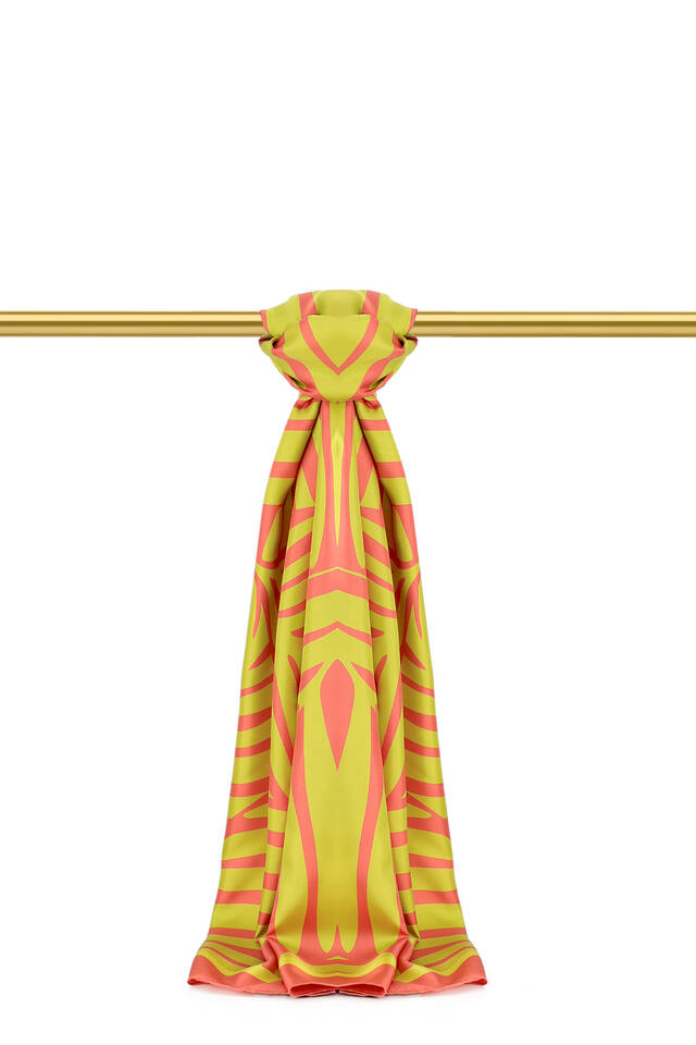 وشاح حريري منقوش باللون الأخضر 