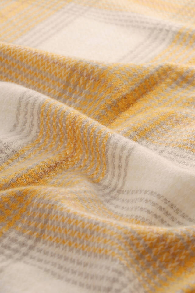 شال شتوي منقوش باللون الذهبي الفاتح - 4