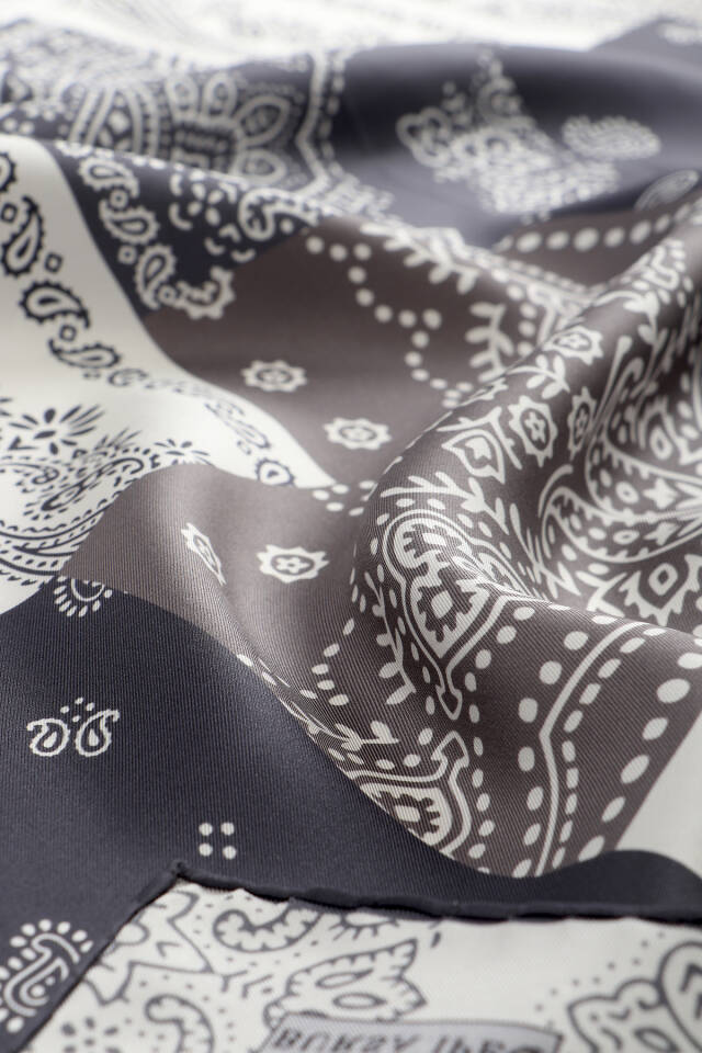 وشاح حريري مائل بنمط مرقع من لون أنثراسايت - 2