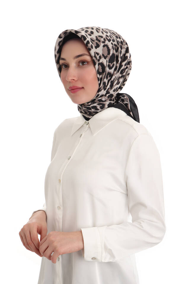 وشاح حريري منقوش بنقشة جلد النمر من المنك - 2