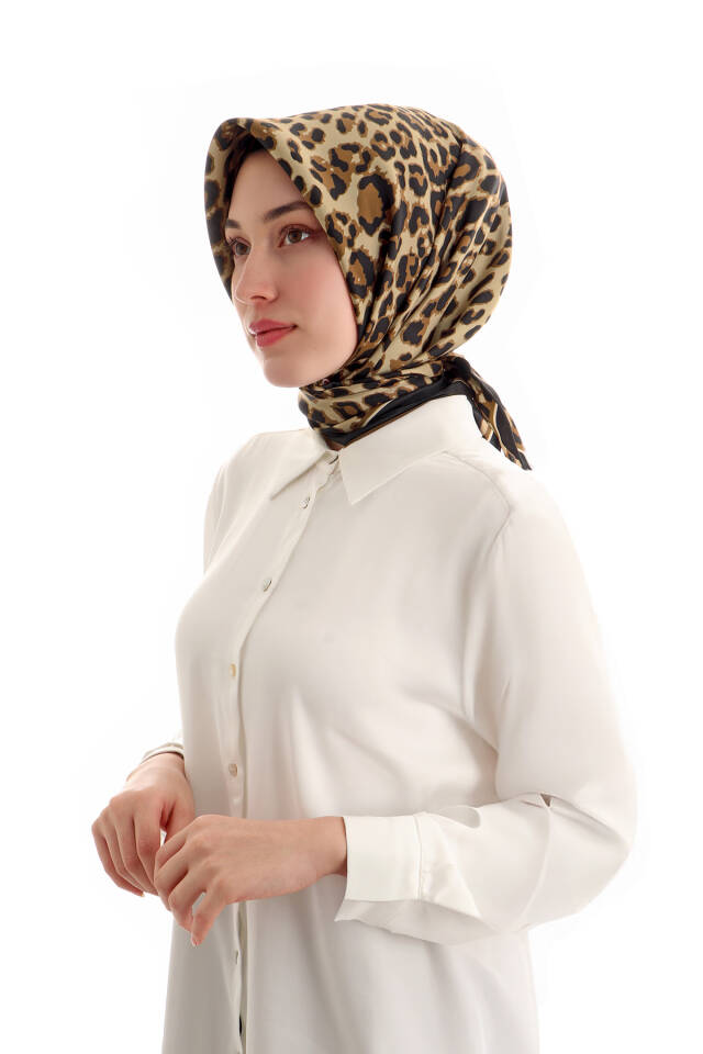 وشاح حريري بني بنقشة جلد النمر - 2