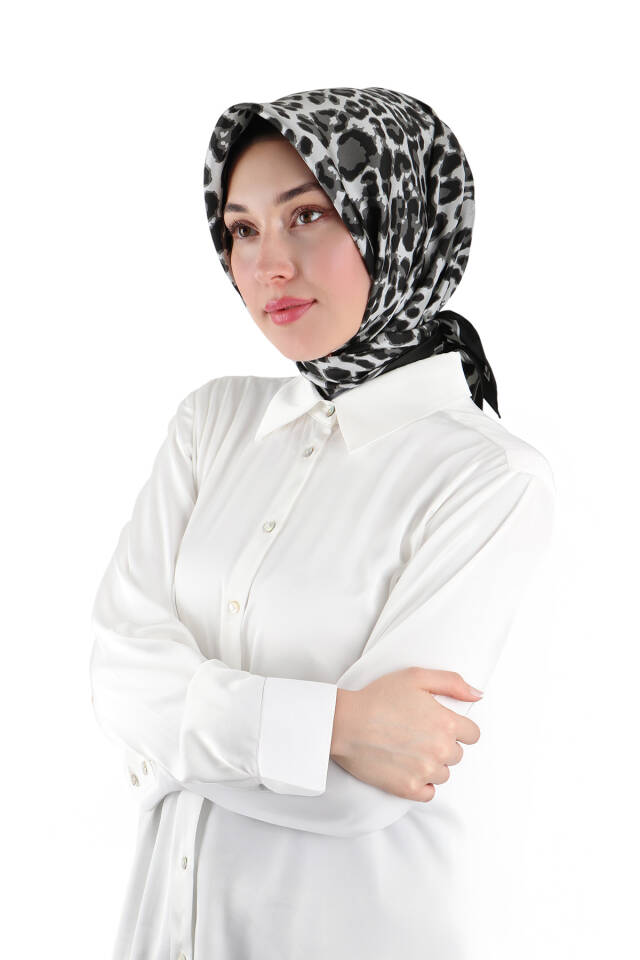 وشاح حريري مائل بنقشة جلد النمر الدخاني - 2