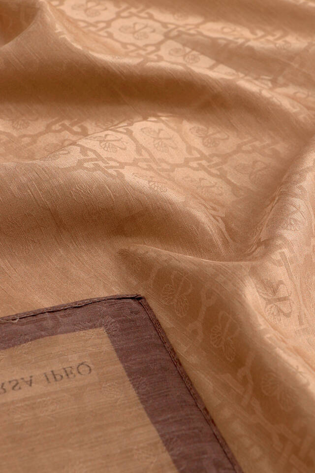 شال حرير قطني بنقشة فراشة الجمل - 4