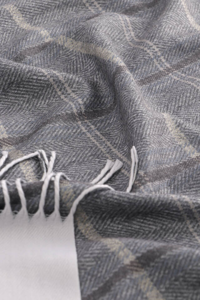 شال شتوي بنقشة مربعات رمادية - 3