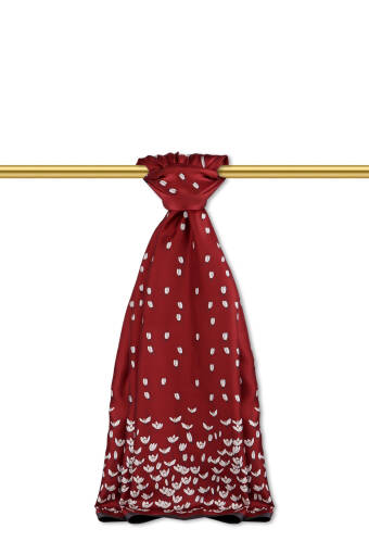 شال حرير تويل بنقشة زهرة الثلج باللون العنابي 