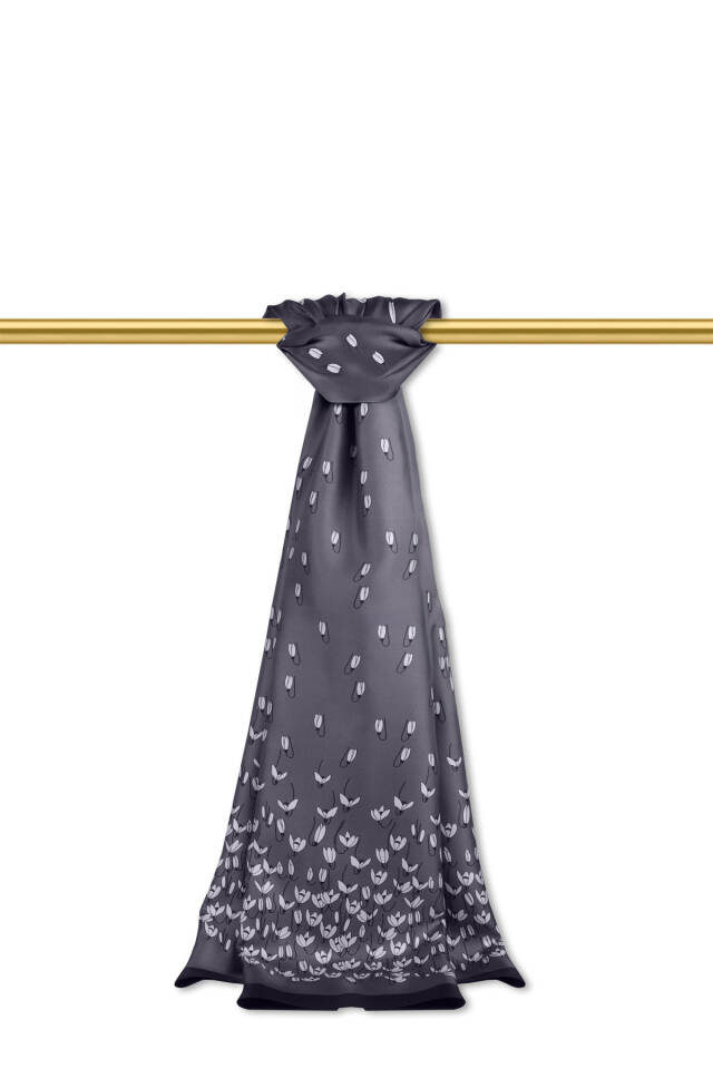 شال حرير مائل بنقشة زهرة الثلج الرمادية 