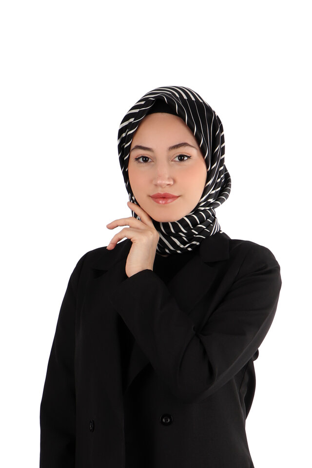 وشاح حريري سورا بنقشة ديلا السوداء 