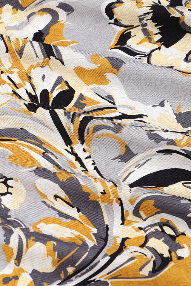 وشاح حريري مائل بنقشة زهور ذهبية - 3