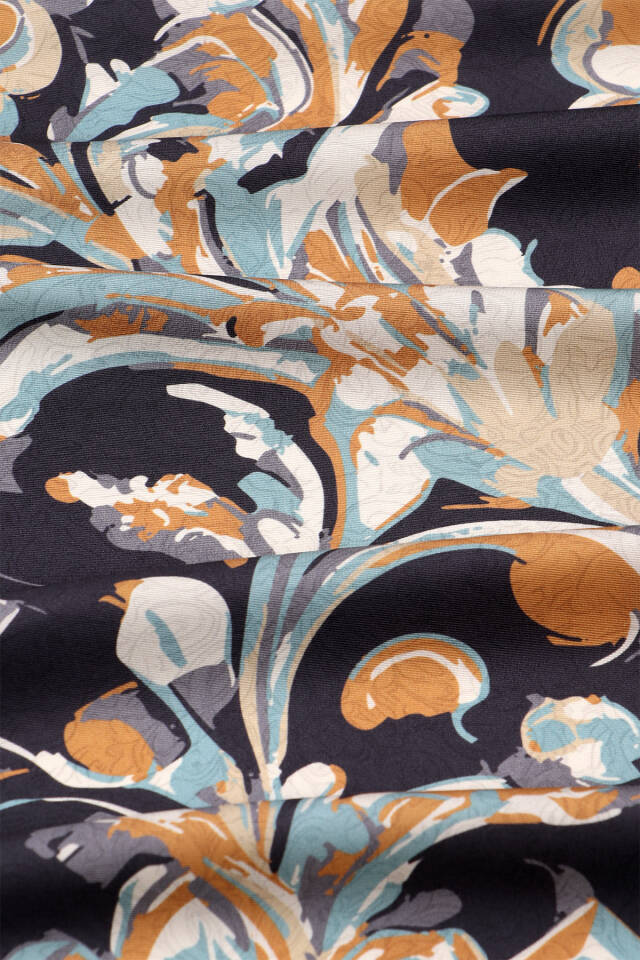 وشاح حريري مائل بنقشة زهور سوداء - 3