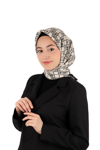 وشاح حريري كريمي اللون 