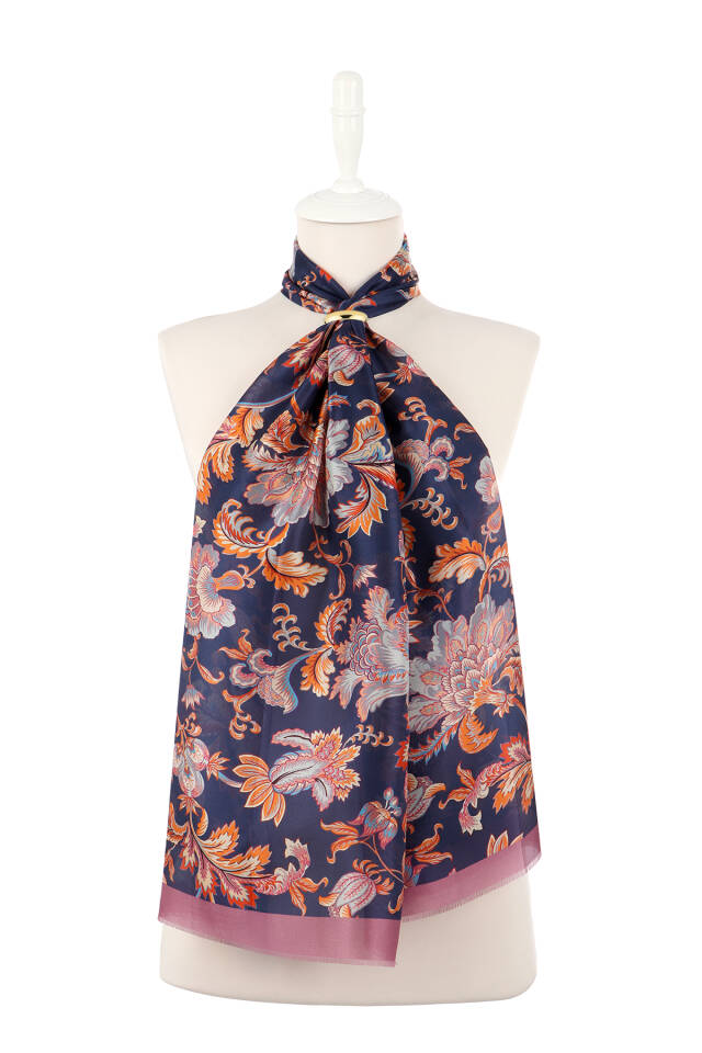 وشاح حريري من الفوال بنقشة زهور الورد المغبرة - 2