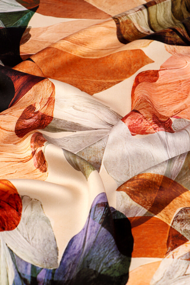 وشاح حرير سورا بنمط هارموني باللون البيج الناعم - 4