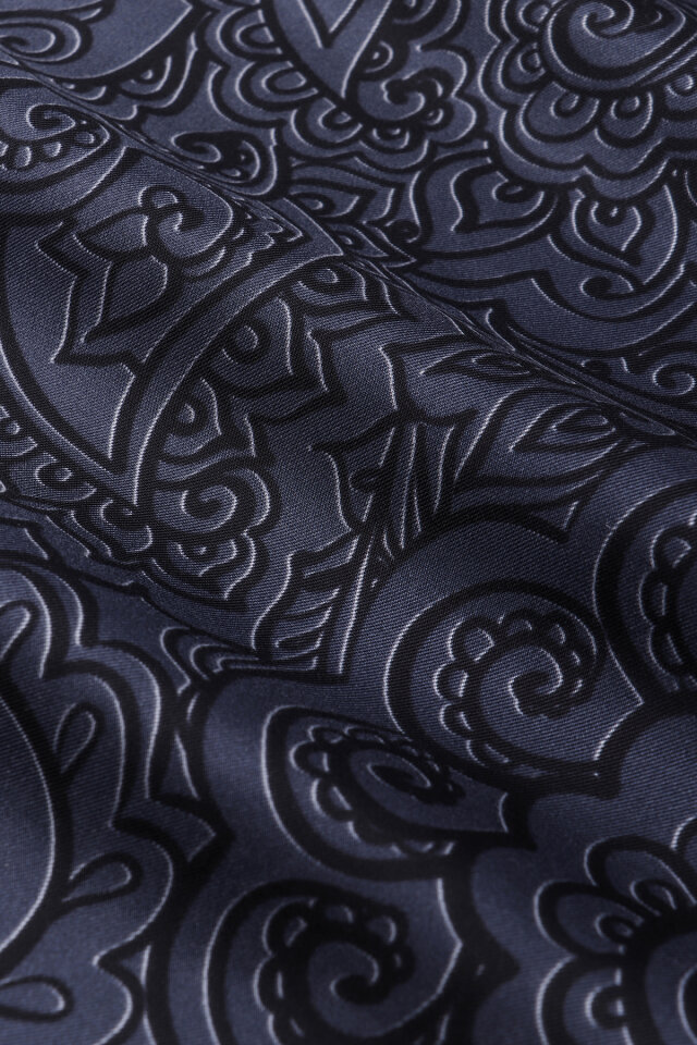 وشاح حريري منقوش باللون الأزرق الداكن - 4