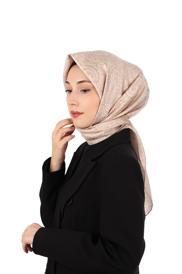 وشاح حريري مائل بنمط فني من سمك السلمون 