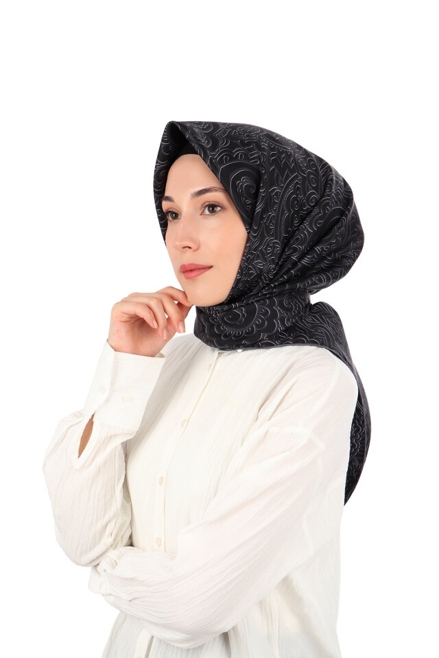 وشاح حريري أسود منقوش بنقشة فنية 