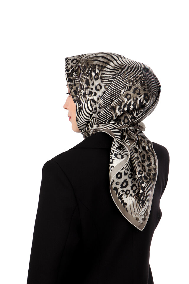 وشاح حريري مائل بنقشة جلد الحمار الوحشي الدخاني - 2