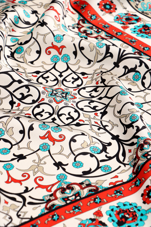 وشاح حرير سورا بنقشة اللبلاب بلون البيج الفاتح - 4