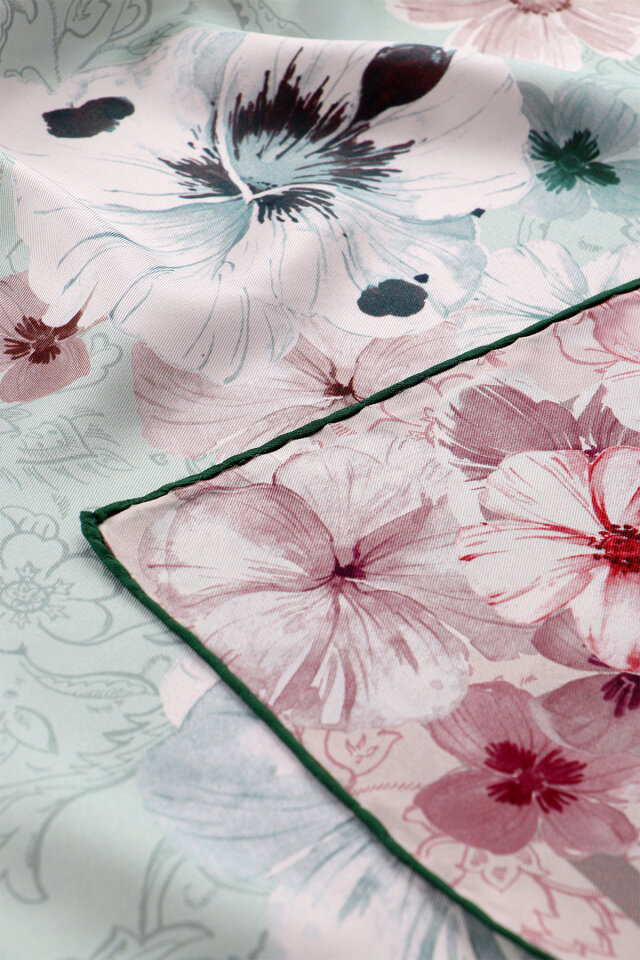 وشاح حريري مزدوج الجوانب بنقشة زهرة النعناع والخشخاش - 2