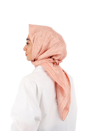 وشاح حريري مائل بنقشة حلم السلمون 