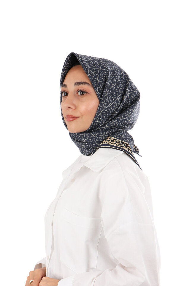 وشاح حريري مائل بنقشة حلم أزرق داكن 