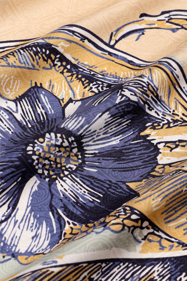 وشاح حريري مائل بنقشة البحر الذهبي - 4