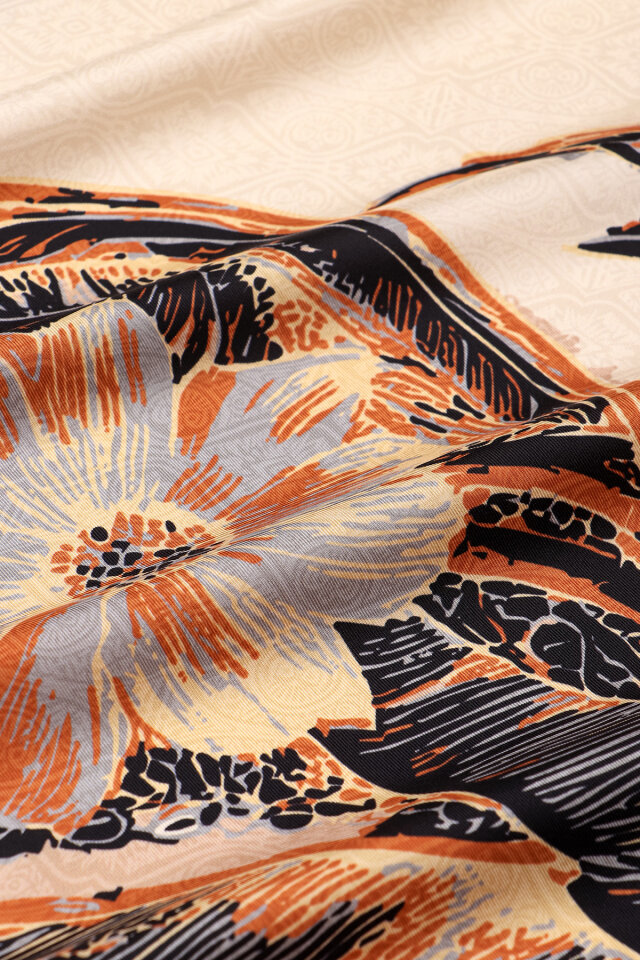 وشاح حريري مائل بنقشة البحر الأسود - 4