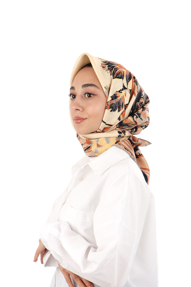 وشاح حريري مائل بنقشة البحر الأسود 