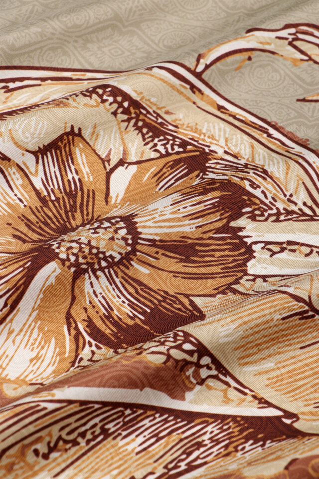 وشاح حريري مائل بنقشة المحيط باللون البيج - 4