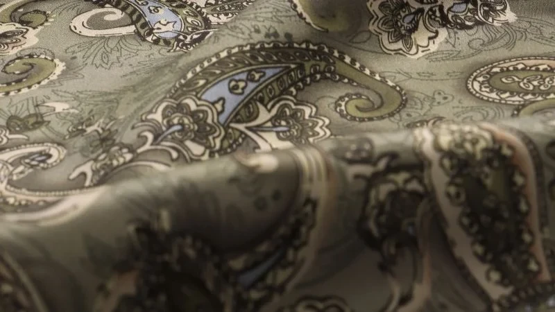 Erkek Fular: Şıklığın ve Zarafetin Tamamlayıcı Aksesuarı