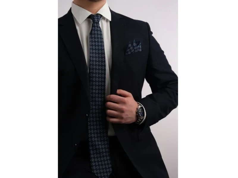 İpek Kravat: Zarafetin ve Şıklığın Vazgeçilmezi