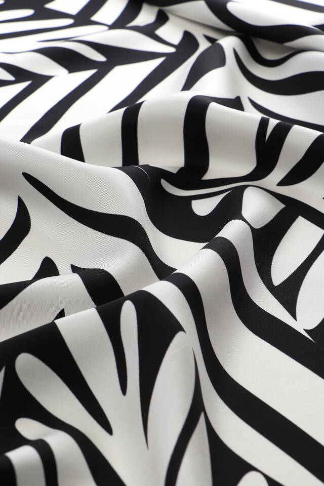 Black Crop Pattern Twill Silk Scarf - 5