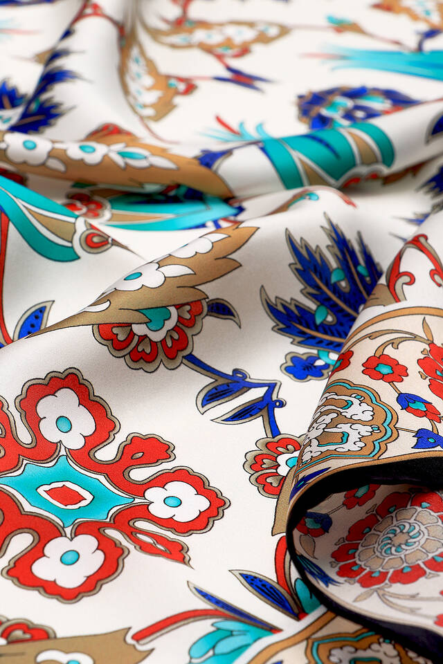 Black Gold Efes Pattern Silk Square Scarf - 3