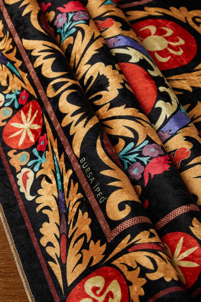 Black Velvet Carpet Prayer Rug - 2