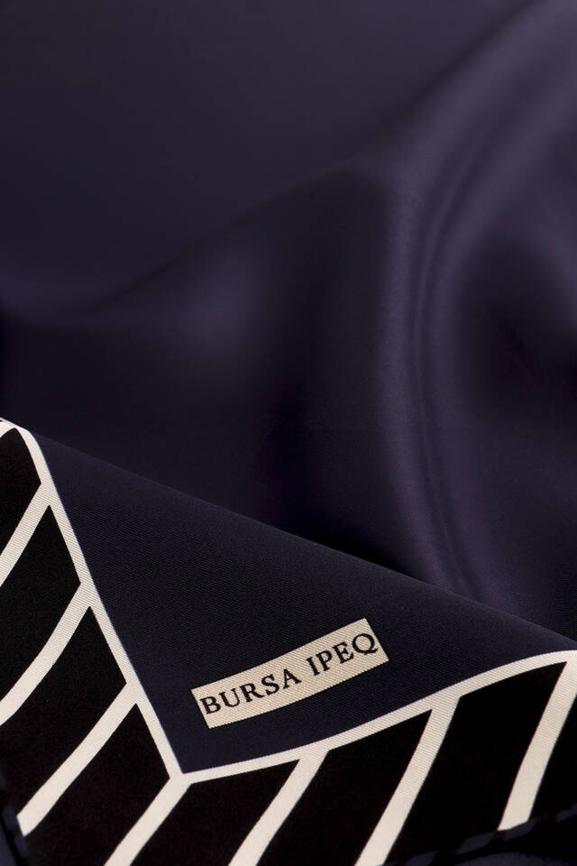 وشاح حريري من نسيج قطني طويل بنمط مخطط باللون الأزرق الداكن - 3