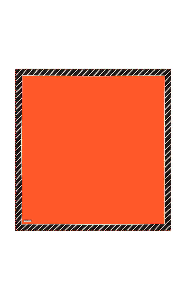 وشاح برتقالي منقوش بنمط شريطي من الحرير 